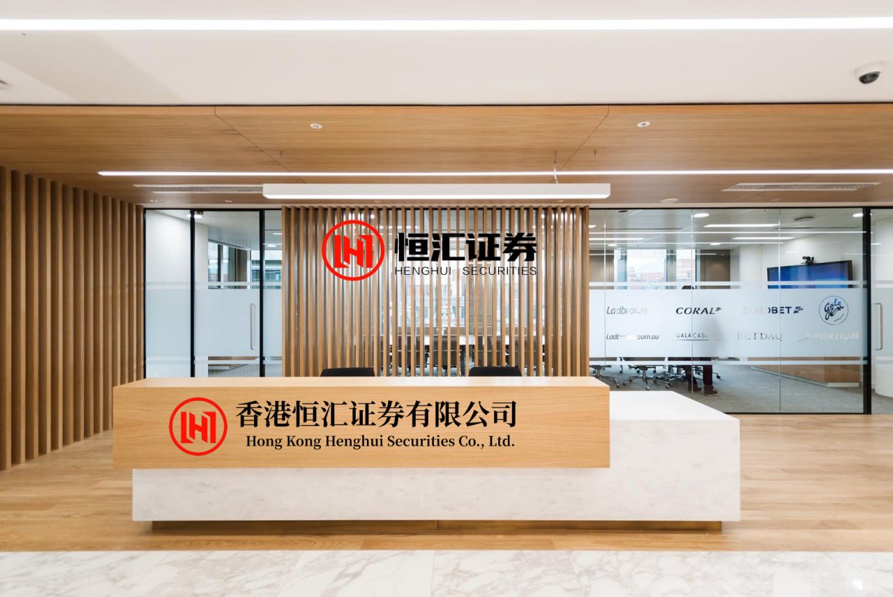 大财配资app 离婚多年何洁罕见谈起前夫，抱怨对方不给抚养费，目前生活艰难